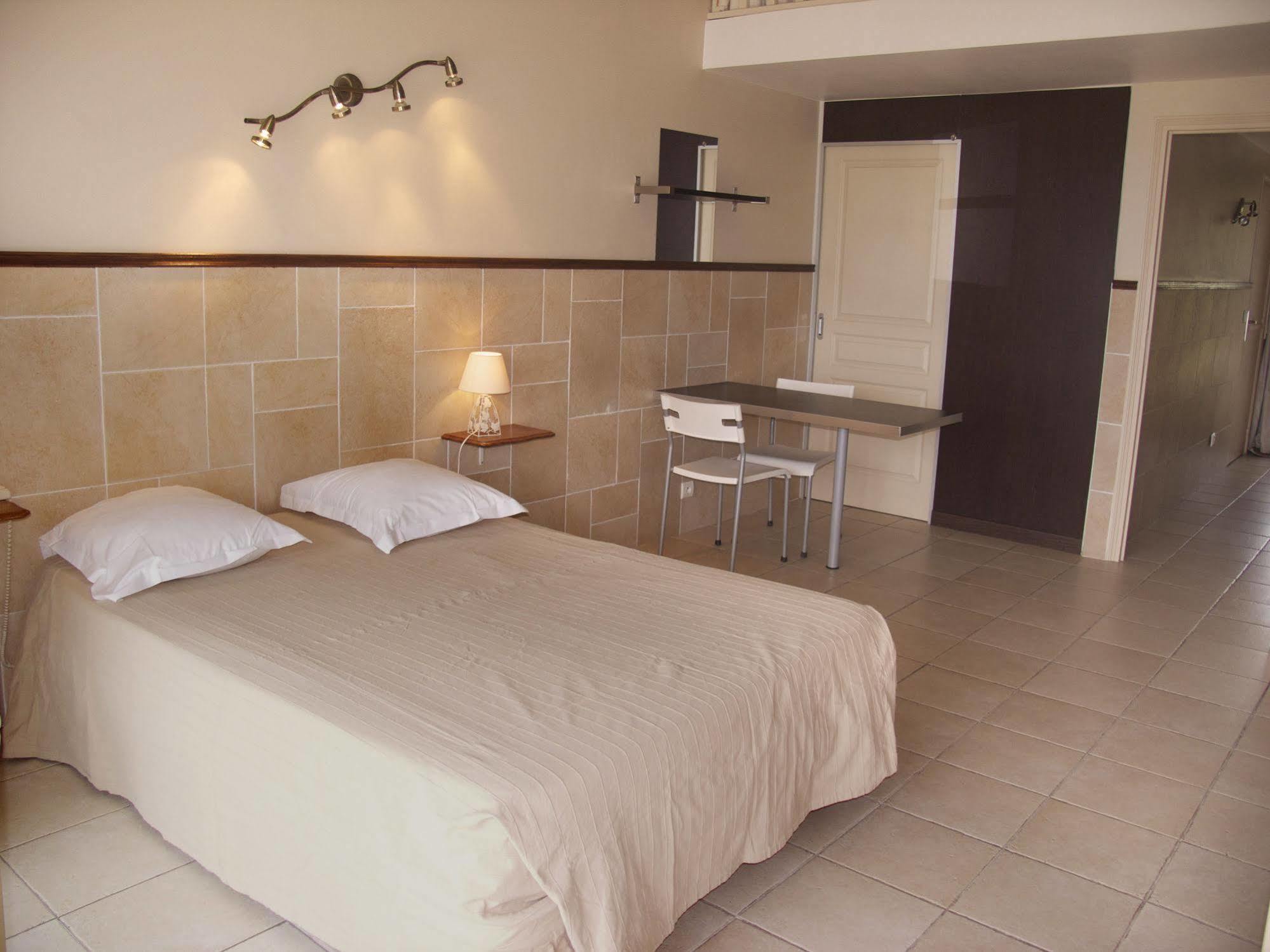 Hotel Et Studios Les Amandiers Saint-Raphaël Eksteriør billede